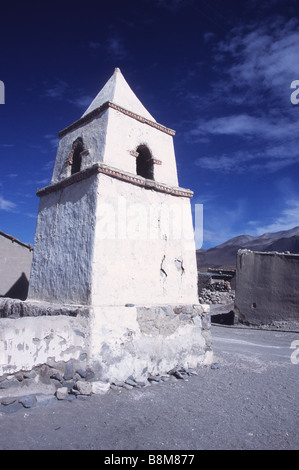 Rustico chiesa bianca torre campanaria in Enquelga, Isluga Parco Nazionale del Cile Foto Stock