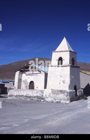 Dipinto di bianco la chiesa e la piazza principale di Enquelga, Isluga Parco Nazionale del Cile Foto Stock