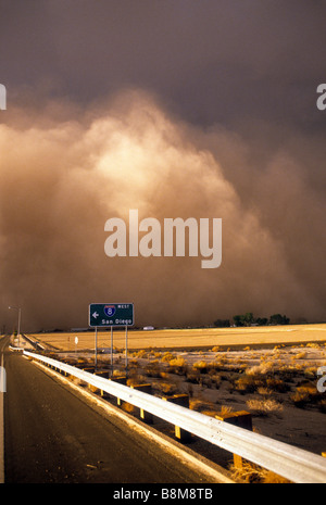 Enorme tempesta di polvere rotoli nel cielo sopra il deserto vicino a Yuma, Arizona Foto Stock