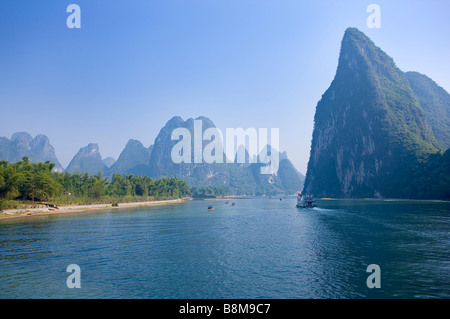 La Cina della provincia di Guangxi Guilin, Yangshuo Fiume Li con le montagne Foto Stock