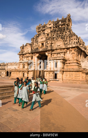 India Tamil Nadu Thanjavur Brihasdishwara tempio i visitatori entrano attraverso gopuram Foto Stock