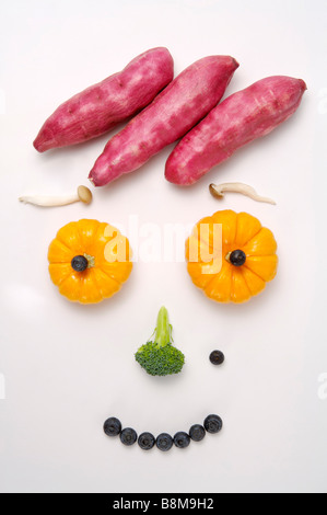 Frutta e verdura in forma di un simpatico faccia sorridente close up Foto Stock