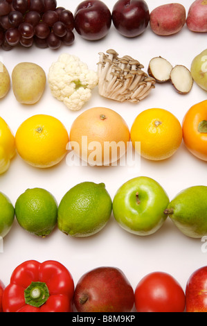 Diversi tipi di frutta e verdura in una fila da vicino Foto Stock