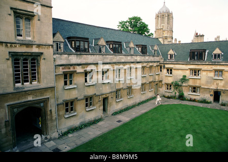 Università di Oxford Regno Unito un cricketer in pieno uniforme di passeggiate attraverso un verde quad in una storica College di Oxford University Foto Stock