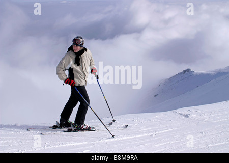 Ragazza sciatore sul pendio, Skalnate pleso, Lomnicke sedlo, Alti Tatra, Slovacchia Foto Stock