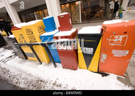 Line up colorato e giornale quotidiano gratuito e dispensatori di magazzino nel centro cittadino di Toronto in Canada Foto Stock