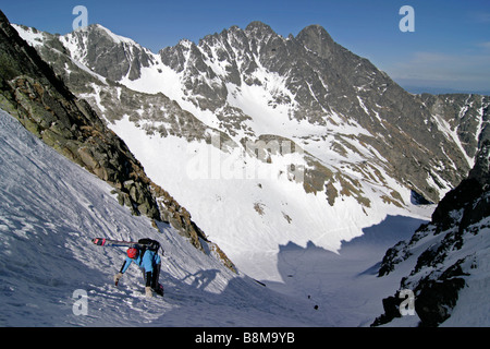 Tour per scalatori alp sciatore in Velka Studena dolina valley Alti Tatra in Slovacchia Foto Stock