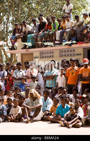 India Tamil Nadu Madurai Tidiyan villaggio celebrazioni pongal pubblico guardando i ballerini di esecuzione Foto Stock