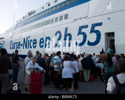Imbarco sul traghetto tra Nizza e la Corsica. Nizza, Francia Foto Stock