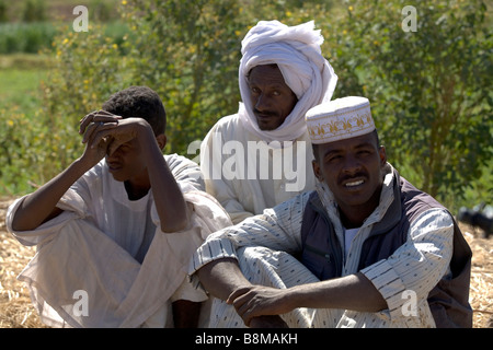 Gli uomini locali al quarto fiume Nilo catharact regione Nubia Sudan Foto Stock