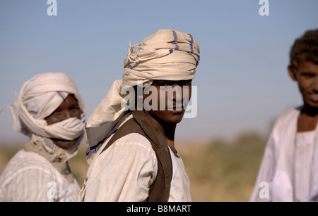 Gli uomini in corrispondenza del quarto fiume Nilo catharact regione Nubia Sudan Foto Stock