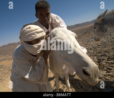 Gli uomini in corrispondenza del quarto fiume Nilo catharact regione Nubia Sudan Foto Stock