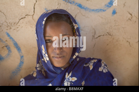 Donna al quarto fiume Nilo catharact regione Nubia Sudan Foto Stock