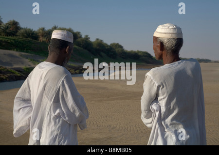 Gli uomini in corrispondenza del quarto fiume Nilo catharact regione Nubia Sudan Foto Stock