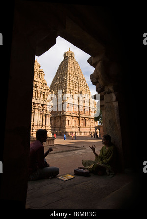 India Tamil Nadu Thanjavur Brihasdishwara tempio devoti sat in ombra del chiostro Sivalingam Foto Stock