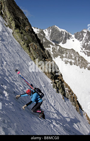 Tour per scalatori alp sciatore in Velka Studena dolina valley Alti Tatra in Slovacchia Foto Stock