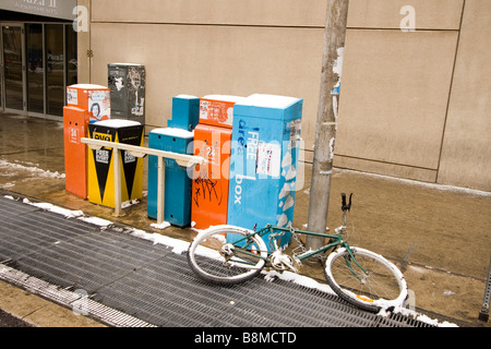 Quotidiano gratuito e dispensatori di rivista Bloor Street Toronto Canada Foto Stock