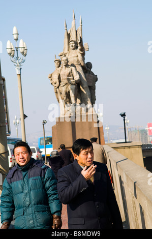 La statua di questo comunista dei lavoratori si erge sul primo ponte sul Fiume Yangtze di Nanjing, Jiangsu, Cina. Foto Stock