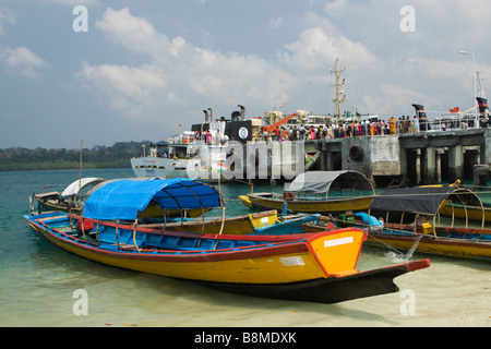 India Andamane e Nicobare Havelock imbarco passeggeri MV Chouldari Inter Island Ferry Foto Stock