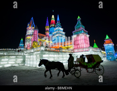 Illuminato spettacolari sculture di ghiaccio a Harbin Ice e Snow Festival nella provincia di Heilongjiang Cina Foto Stock