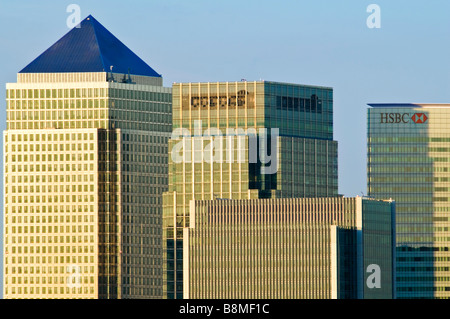 Chiudere orizzontale dei moderni grattacieli di Canary Wharf occupata dal settore finanziario nei Docklands contro un cielo blu Foto Stock