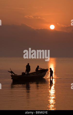 India Andamane e Nicobare Havelock island numero 5 villaggio pescatori stagliano sulla barca ad alba Foto Stock