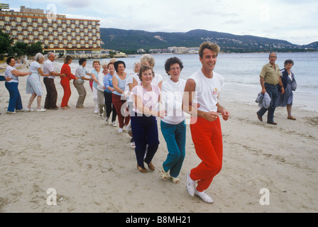 Anziano gruppo anziano che si tiene in forma giovani a cuore Anziani britannici in vacanza invernale a Palma Nova Maiorca Spagna HOMER SYKES anni '80 Foto Stock