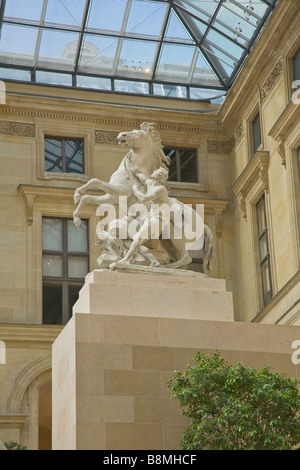 I cavalli di marly le sculture di Guillaume Coustou completato 1745 regno di Luigi XV in Cour Marly interno Musee du Louvre Parigi Foto Stock