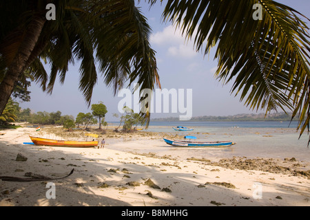 India Andamane e Nicobare Havelock isola barche da pesca ormeggiate sul numero 2 beach Foto Stock