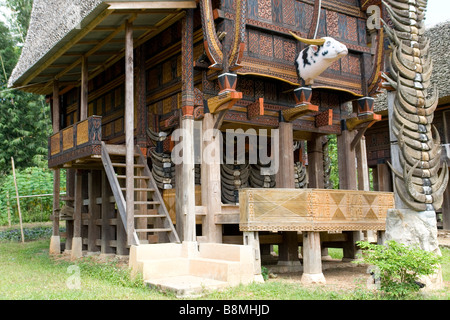 Il lato sinistro e timpano decorato di una casa Torajan (Sulawesi - Indonesia). Côté gauche et pignon d' une maison Toraja (Sulawesi). Foto Stock