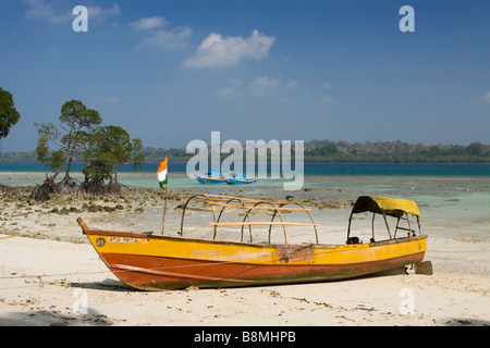 India Andamane e Nicobare Havelock isola barche da pesca ormeggiate sul numero 2 beach Foto Stock