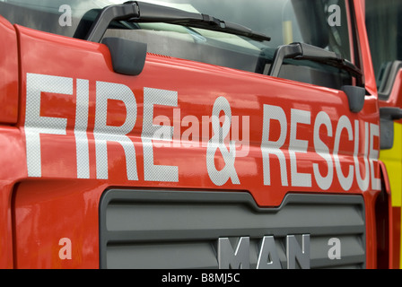 Il fuoco e il servizio di soccorso segno sull'uomo HGV Foto Stock