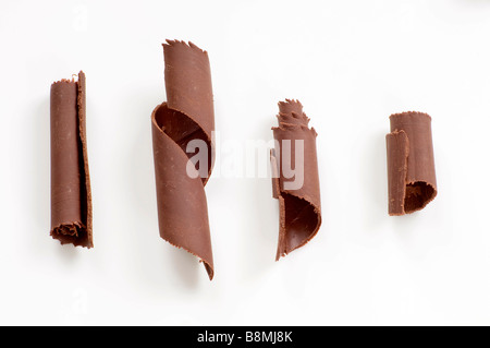 Scaglie di cioccolato isolato su bianco Foto Stock