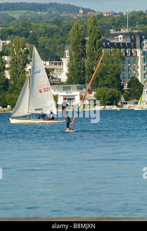 Attività all'aperto sul lago di Annecy Francia Foto Stock