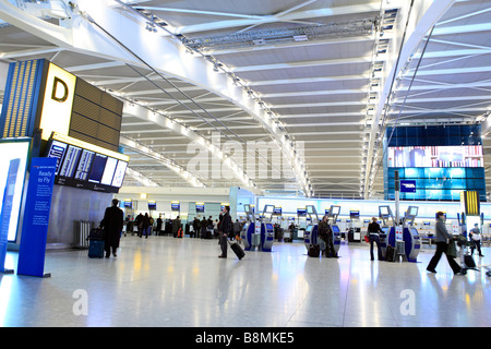 Regno Unito west London Heathrow Airport Terminal 5 sala partenze Foto Stock