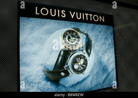 Louis Vuitton golden borsetta borsa shopping mall Petronas Twin Towers shop Mostra finestra borsetta scarpe Kuala Lumpur in Malesia Foto Stock