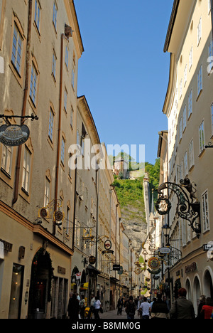 Il Getriedegasse shopping street con il suo distintivo insegne a Salisburgo in Austria Foto Stock