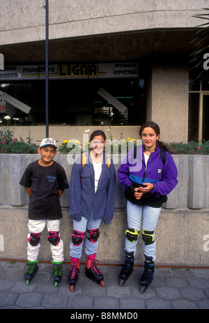 3, tre ecuadorans, ecuadoran, boy, ragazze, fratelli e sorelle, fratelli e sorelle, roller, Quito Pichincha provincia, ecuador, SUD AMERICA Foto Stock