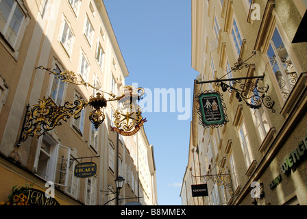 Il Getriedegasse shopping street con il suo distintivo insegne a Salisburgo in Austria Foto Stock