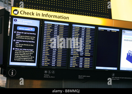 Regno Unito west London Heathrow Airport Terminal 5 sala partenze Foto Stock