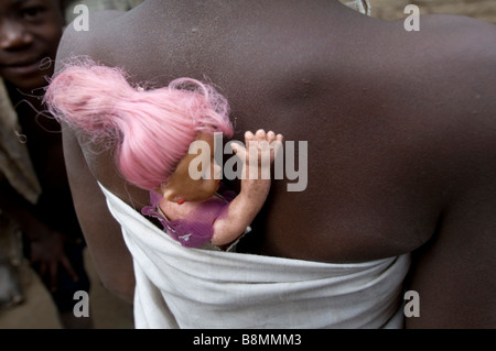Il Malawi 2008 Chapepa paesino di Maria con la sua bambola Barbie legato al suo indietro Foto Stock
