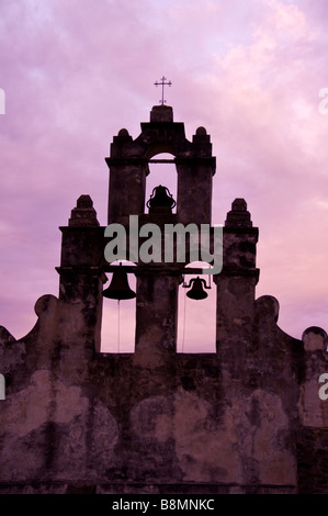 La missione di San Juan Capistrano campanile San Antonio Tx drammatico cielo viola silhouette Foto Stock