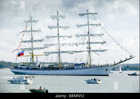 Tall Ships" gare Baltic 2003 Turku. Sfilata di vele, Nadezhda Russia per solo uso editoriale. Foto Stock