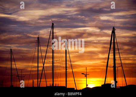 Tramonto sul porto. Barche a vela in Fos sur mer, 13, Bouche du Rhone, Francia Foto Stock