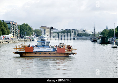 Traversata in traghetto del fiume Aura in Turku Finlandia per solo uso editoriale. Foto Stock