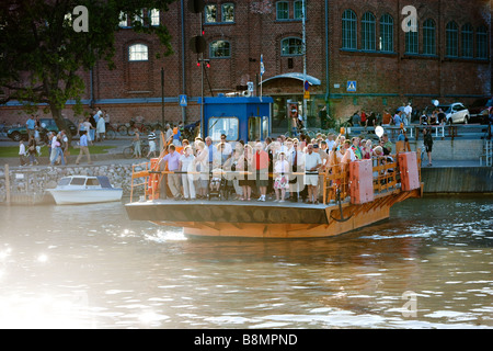 Traversata in traghetto del fiume Aura in Turku Finlandia per solo uso editoriale. Foto Stock