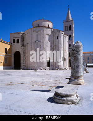 La chiesa di St Donat, Zadar, Croazia. Dietro è il campanile della cattedrale romanica di Anastasia Foto Stock