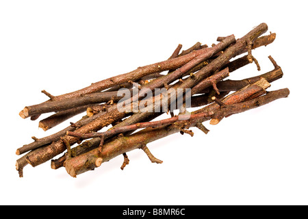 Catasta di legna da ardere di bastoni sul ritaglio bianco Foto Stock