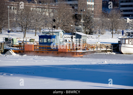 Traversata in traghetto del fiume Aura in Turku Finlandia per solo uso editoriale. Foto Stock