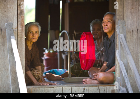 Creatori di seta fotografato in corrispondenza di un'isola villaggio sul fiume Mekong Phnom Penh Cambogia Foto Stock